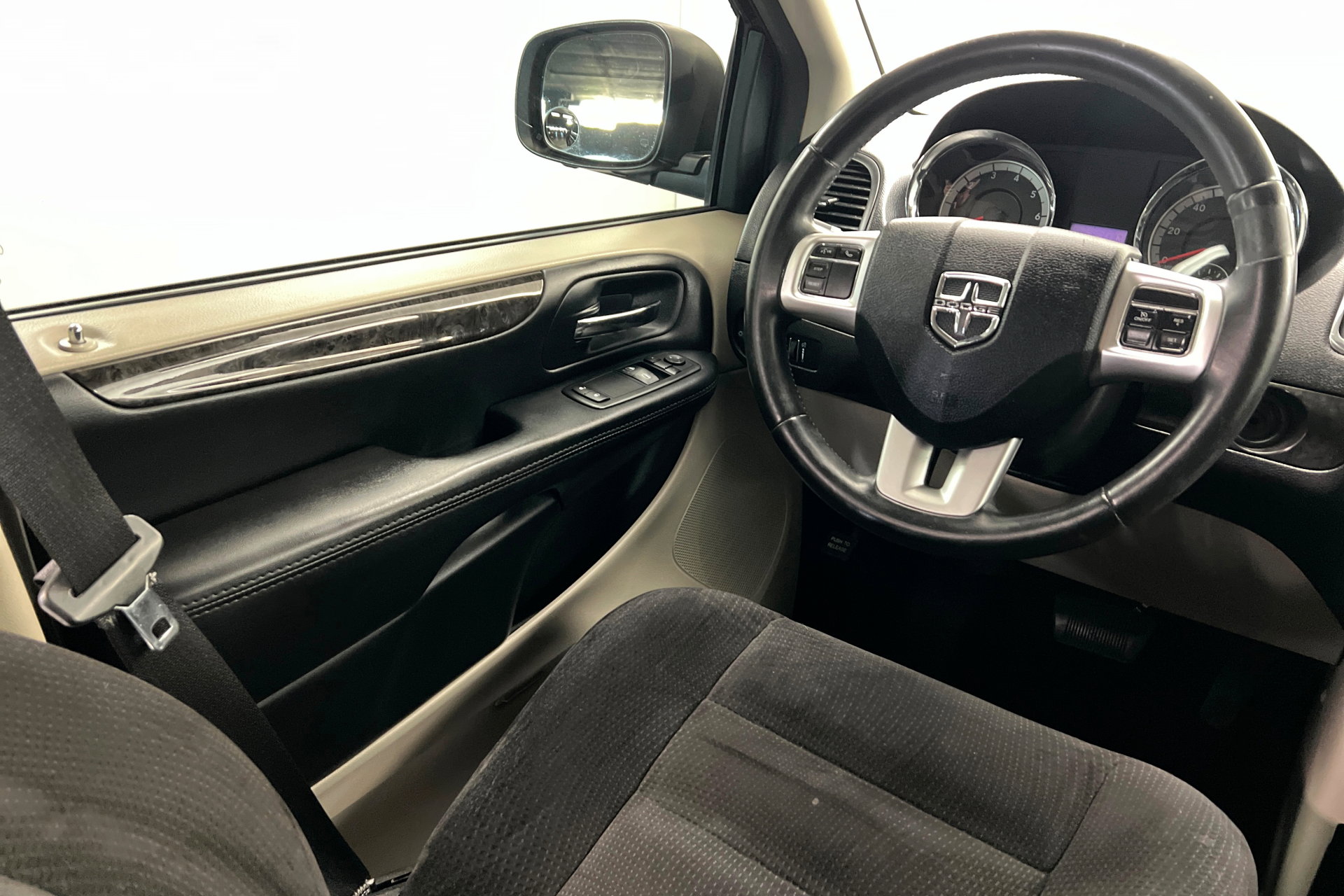 Used 2014 Dodge Grand Caravan American Value Package w/ UConnect Hands-Free Group image 11