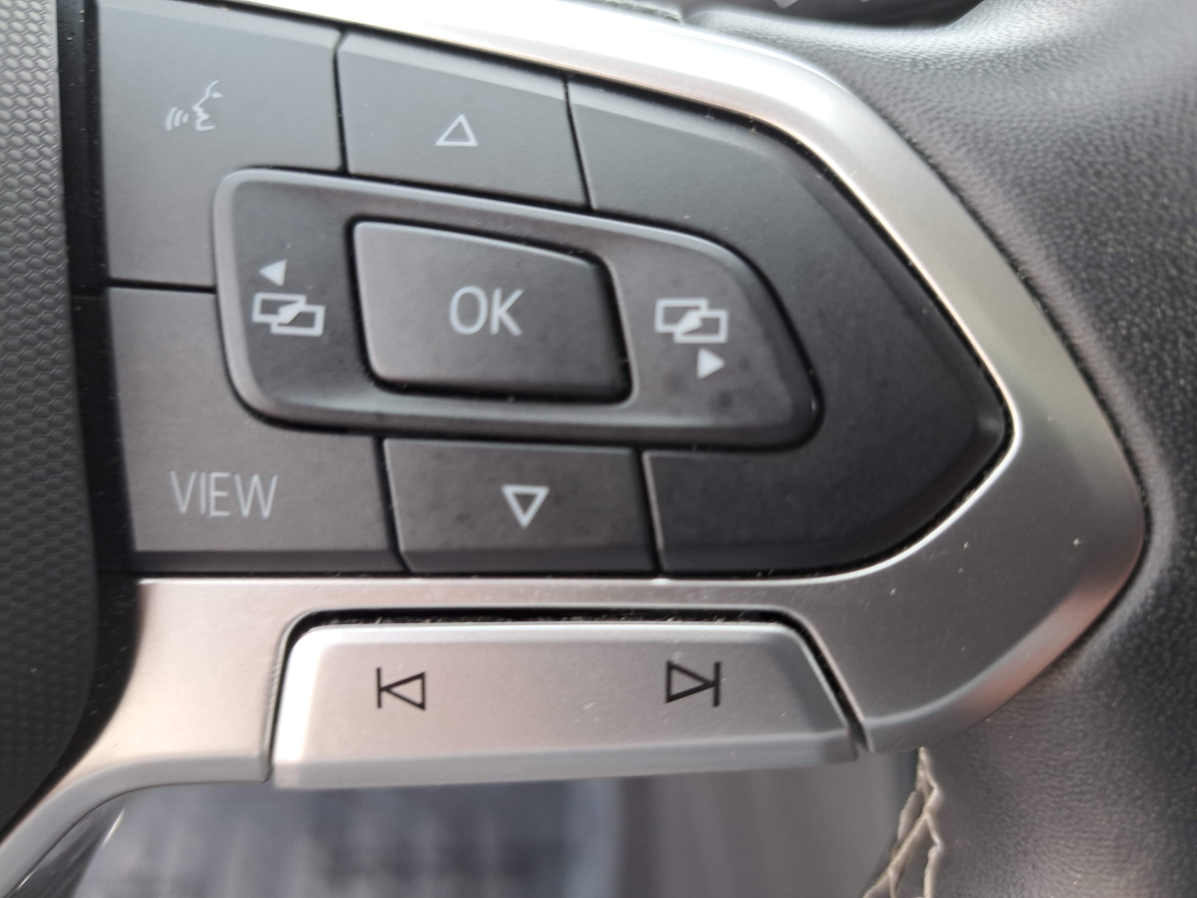 Certified 2022 Volkswagen Tiguan SE w/ Panoramic Sunroof Package AWD/4WD image 18