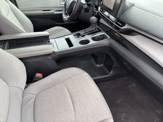 Used 2025 Toyota Sienna LE FWD image 33