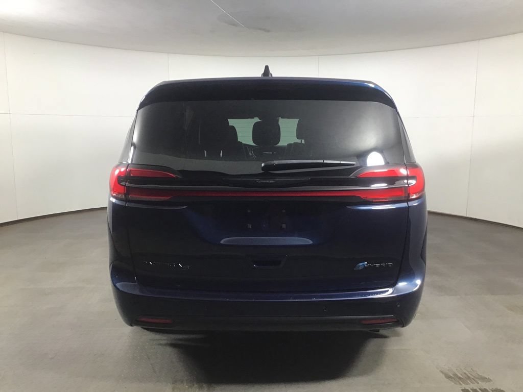 Used 2023 Chrysler Pacifica Limited w/ Uconnect Theater Family Group FWD image 6
