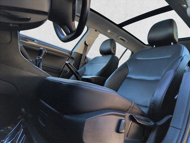 Used 2017 Volkswagen Golf S image 17