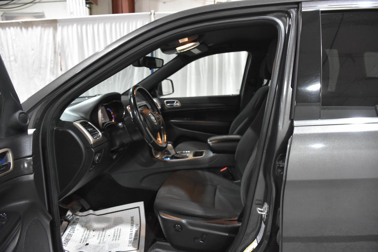 Used 2017 Jeep Grand Cherokee Laredo w/ Quick Order Package 23E AWD/4WD image 31