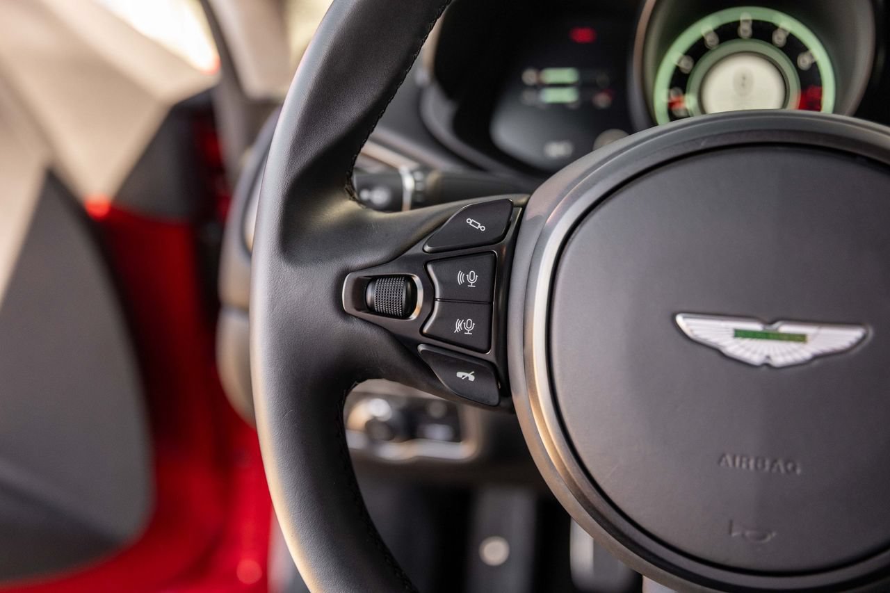 Used 2021 Aston Martin V8 Vantage Coupe RWD image 22