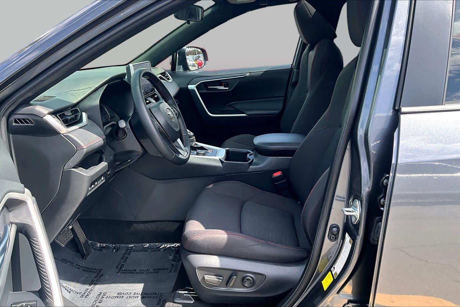 Used 2025 Toyota RAV4 SE w/ Weather & Moonroof Package AWD/4WD image 7