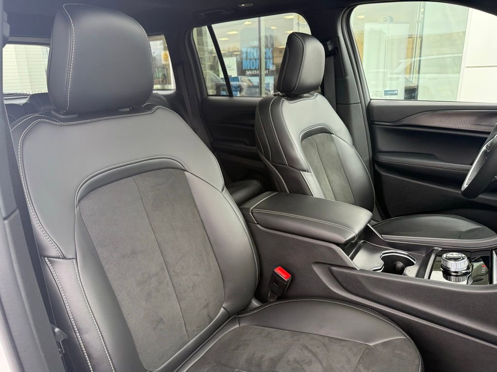 Used 2025 Jeep Grand Cherokee Altitude image 26