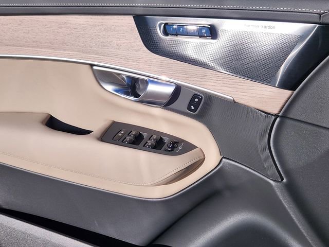 New 2026 Volvo XC90 T8 Plus w/ Protection Package Premier image 9