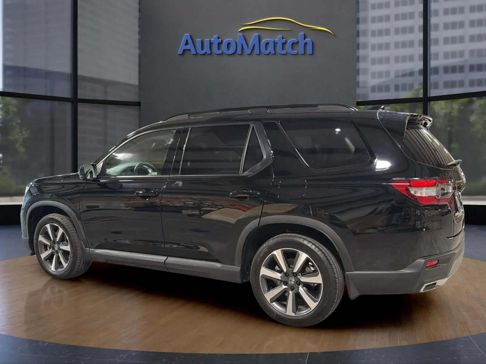 Used 2025 Honda Pilot Touring image 7