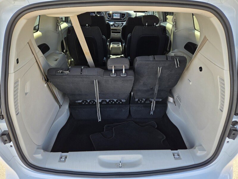 Used 2022 Chrysler Voyager LX FWD image 14