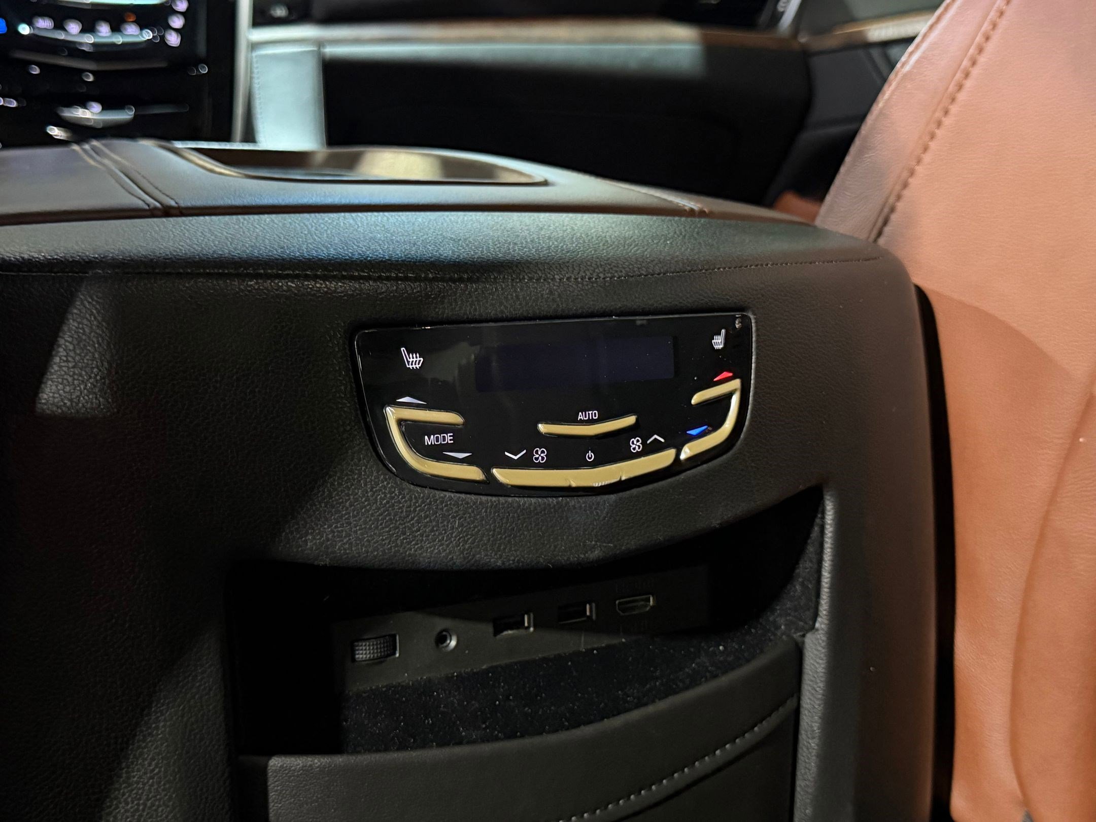 Used 2019 Cadillac Escalade Premium Luxury w/ LPO, Radiant Package AWD/4WD image 39