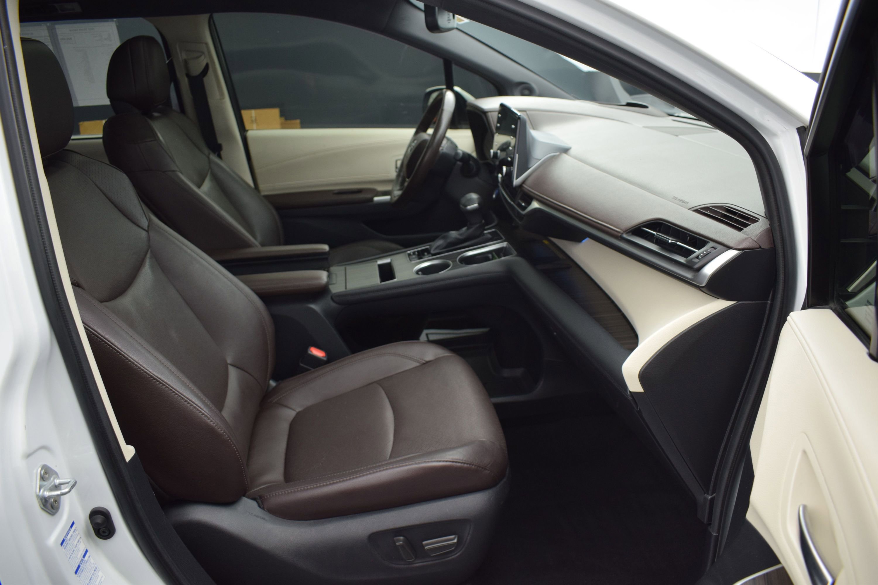 Used 2022 Toyota Sienna Platinum AWD/4WD image 10