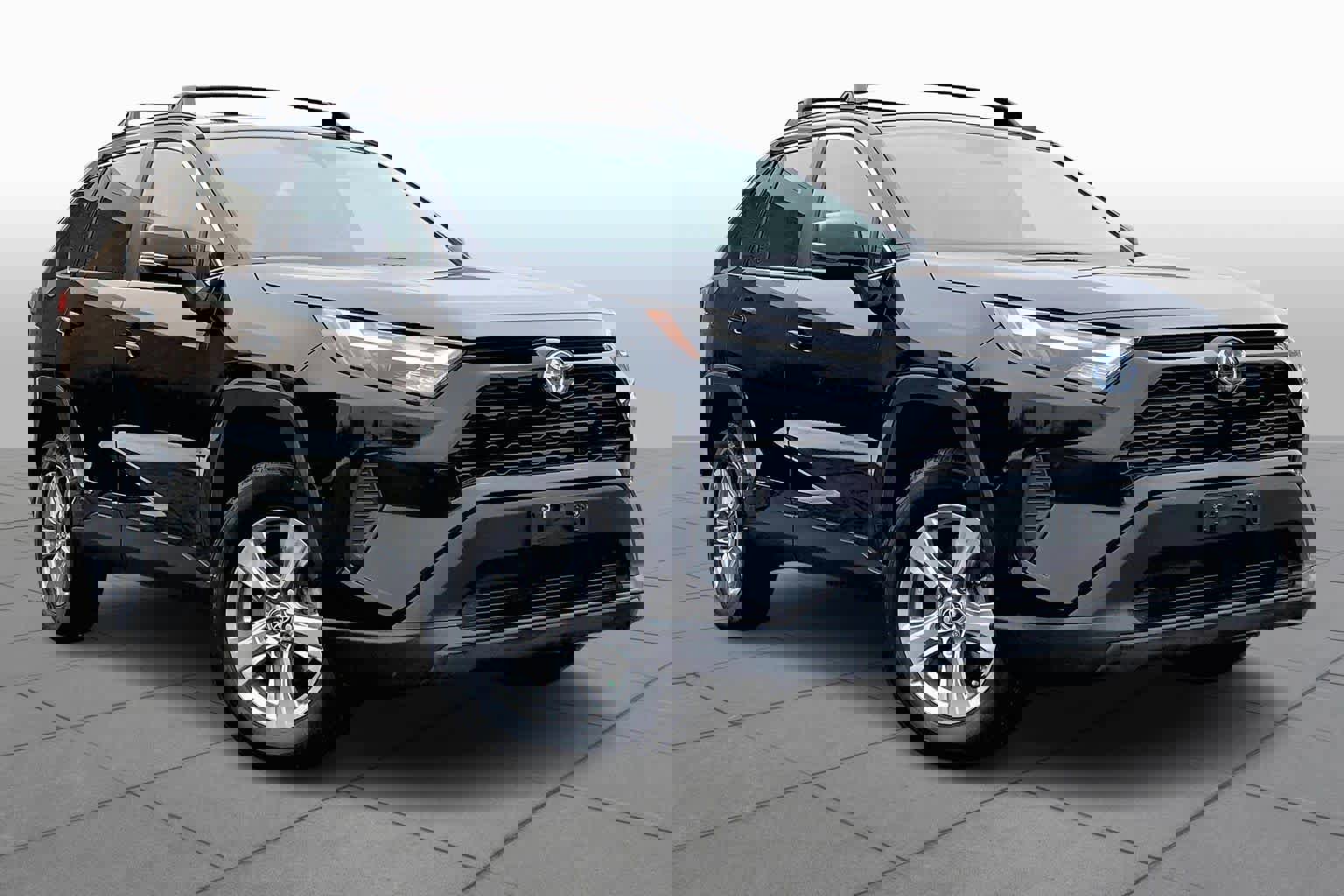 Used 2023 Toyota RAV4 XLE w/ Convenience Package image 2