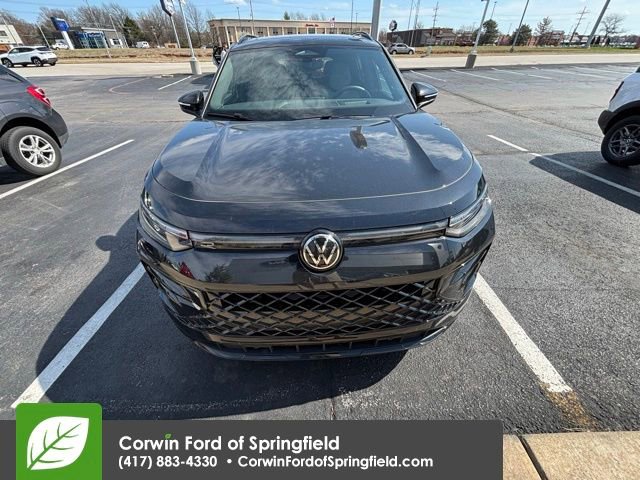 Used 2025 Volkswagen Tiguan SE R-Line image 3