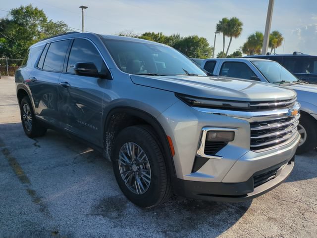 Used 2025 Chevrolet Traverse LT FWD image 2