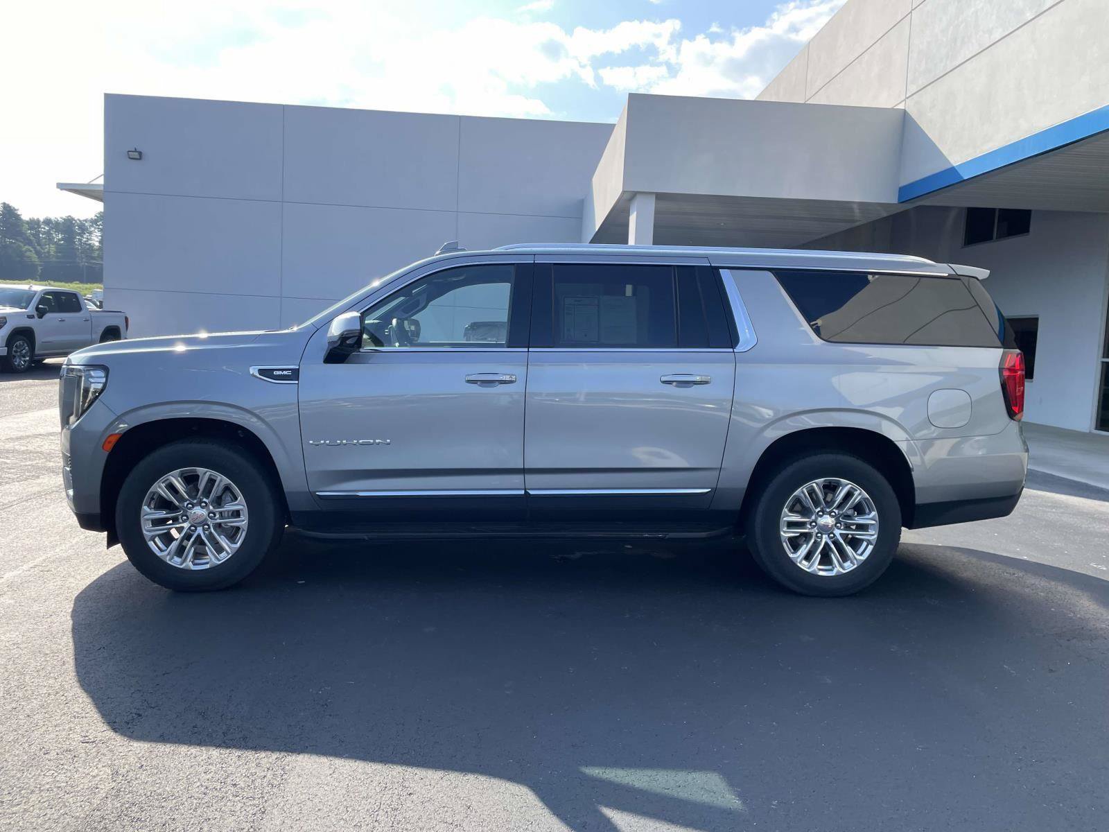 Certified 2024 GMC Yukon XL SLT w/ SLT Luxury Package AWD/4WD image 6