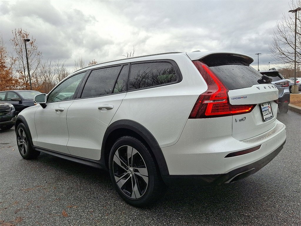 Used 2020 Volvo V60 T5 Cross Country image 4