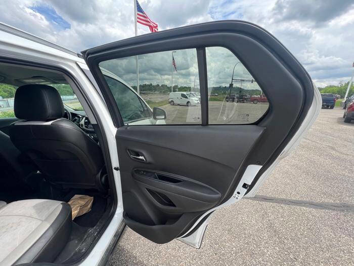 Used 2017 Chevrolet Trax LT w/ LT Convenience Package FWD image 28