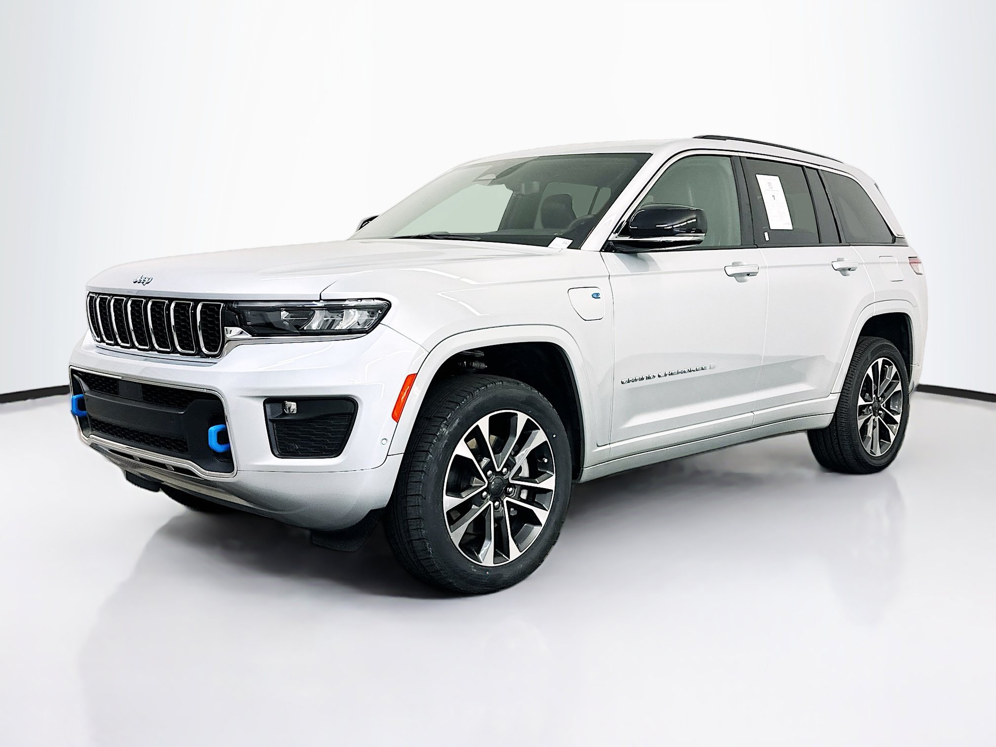 Used 2023 Jeep Grand Cherokee Overland w/ Luxury Tech Group IV AWD/4WD image 3