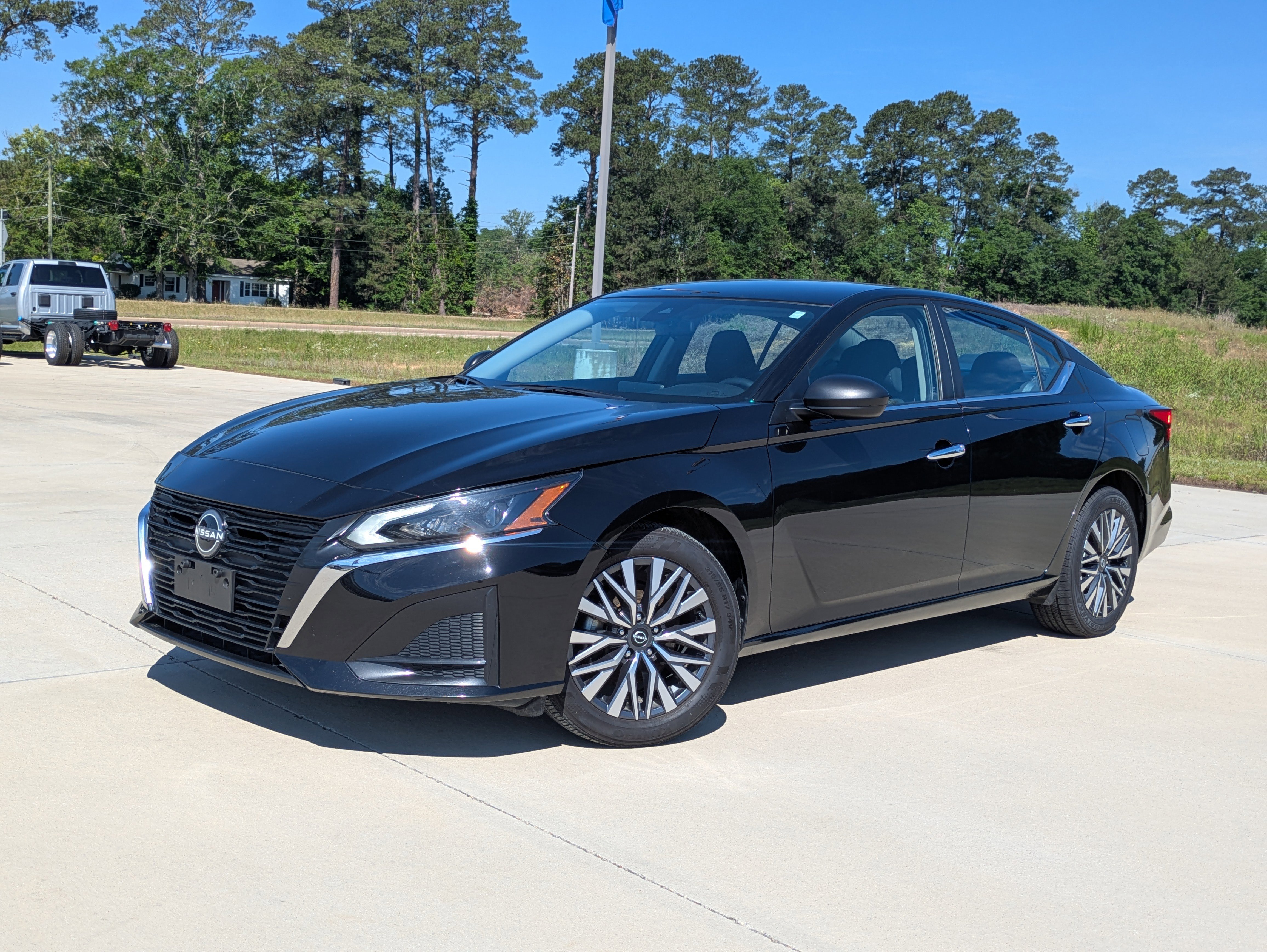Used 2025 Nissan Altima 2.5 SV AWD/4WD image 4