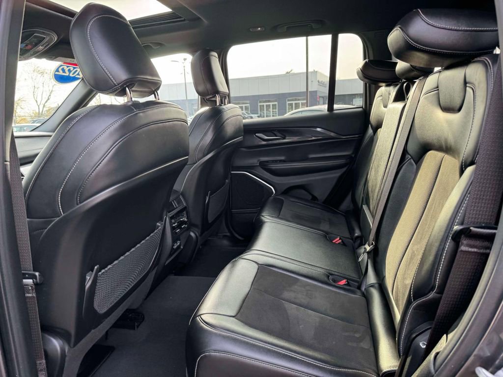 Used 2022 Jeep Grand Cherokee Altitude image 12