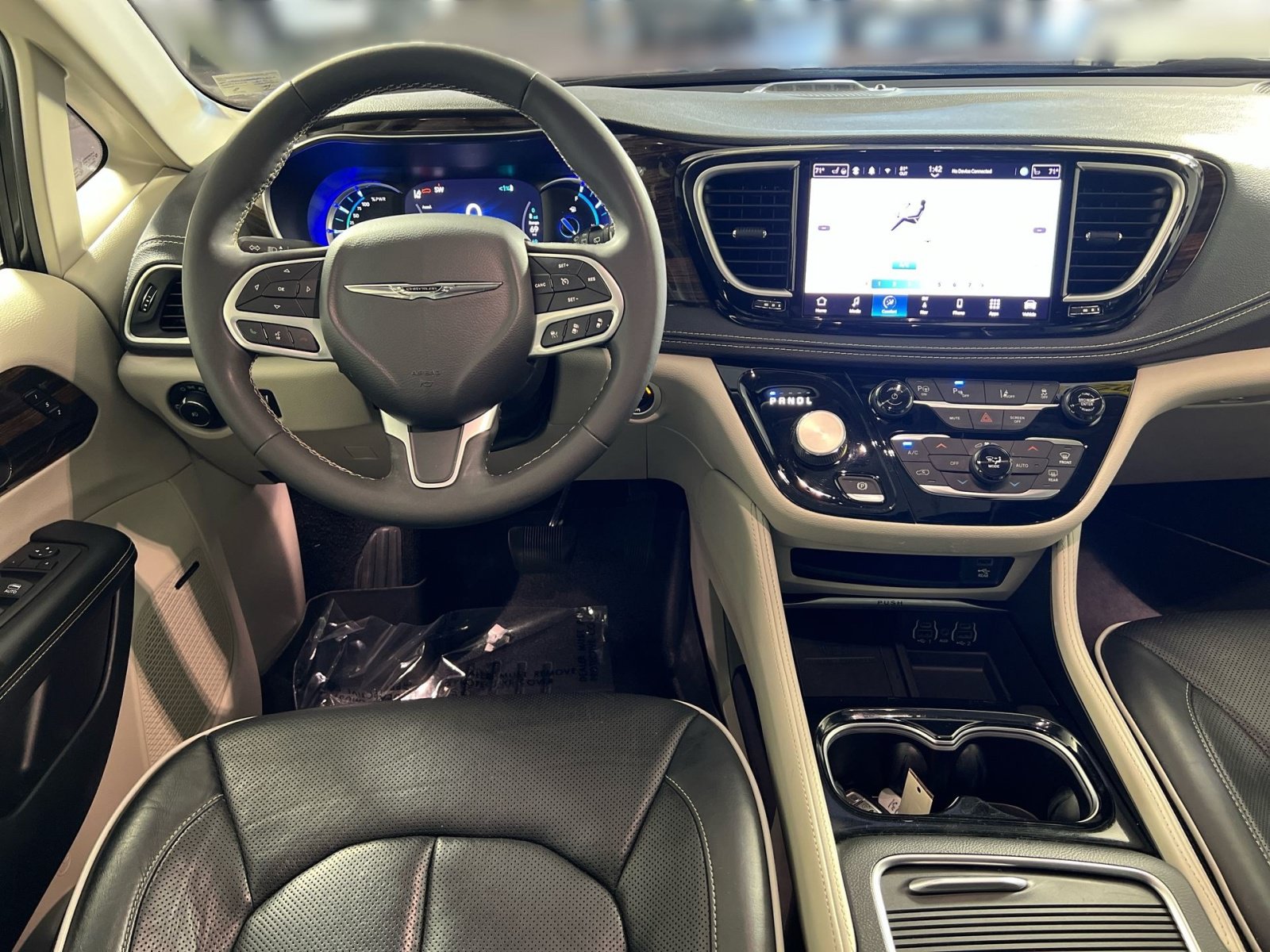 Used 2022 Chrysler Pacifica Limited w/ Uconnect Theater Family Group FWD image 24