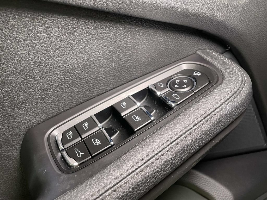 Certified 2024 Porsche Macan AWD/4WD image 37