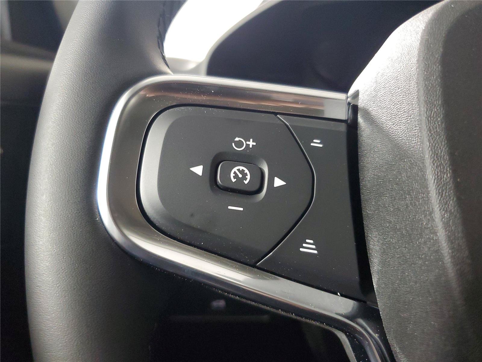 New 2026 Volvo XC40 B5 Plus w/ Climate Package AWD/4WD image 25