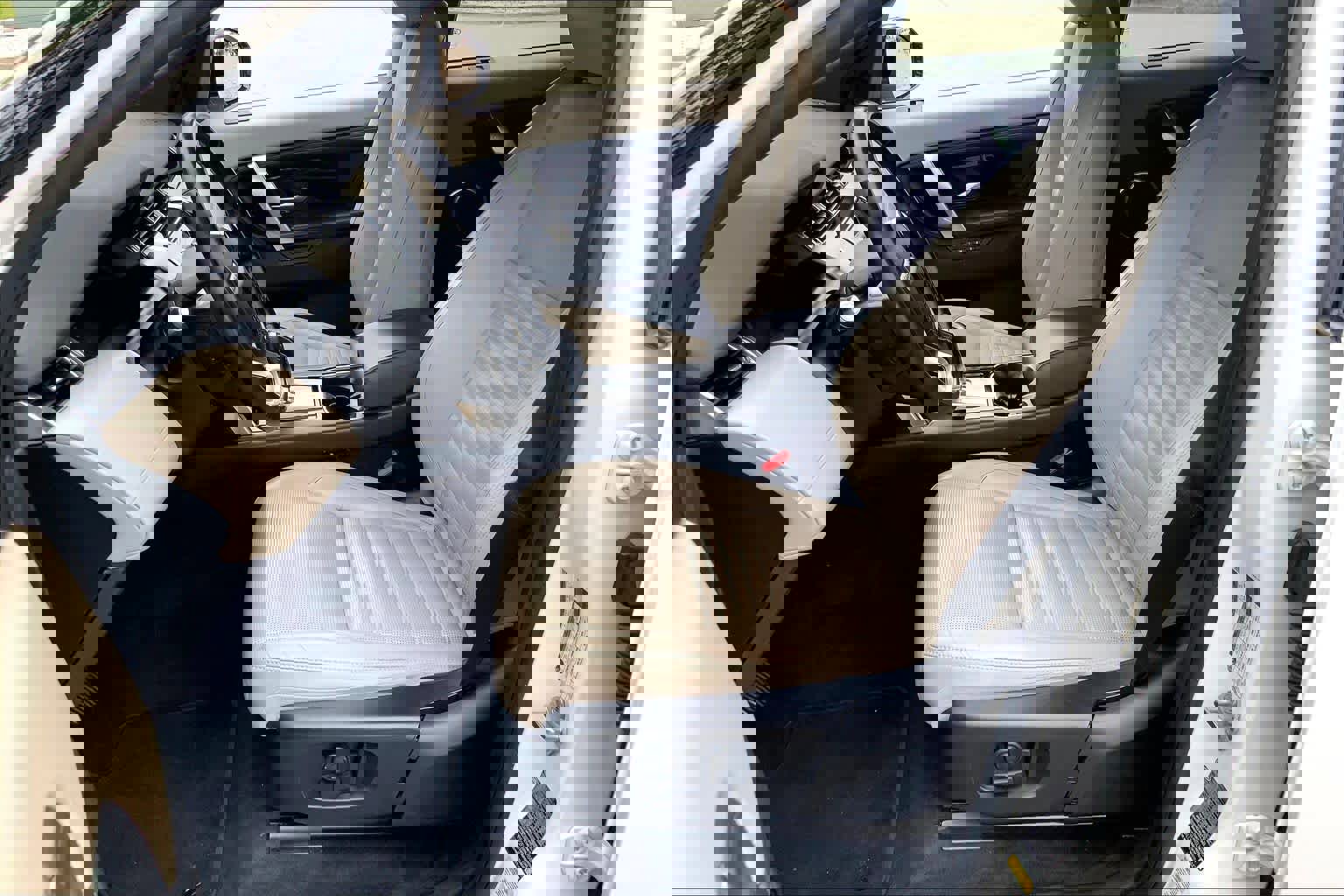 Used 2020 Land Rover Discovery Sport SE image 8