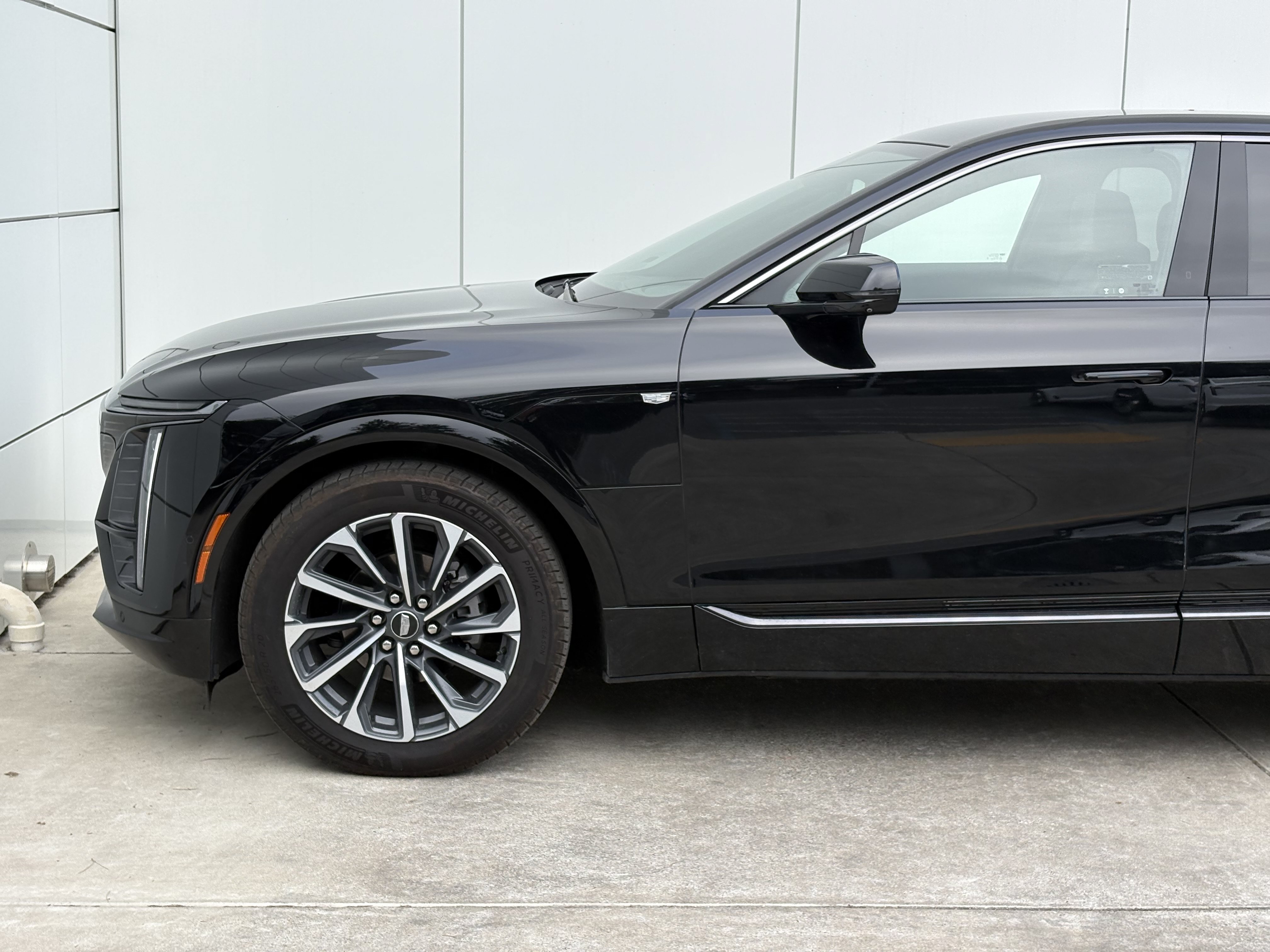 Used 2024 Cadillac Lyriq Luxury AWD/4WD image 5