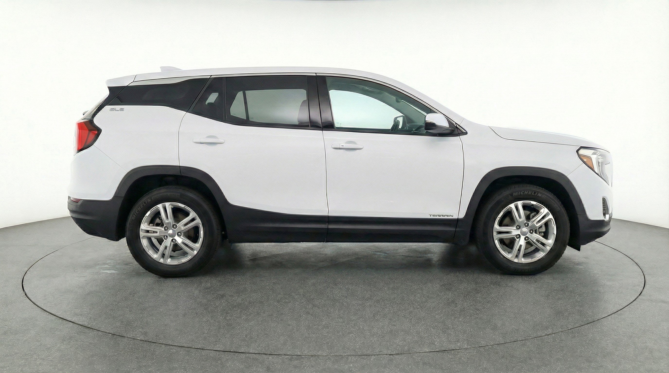 Used 2024 GMC Terrain SLE image 11