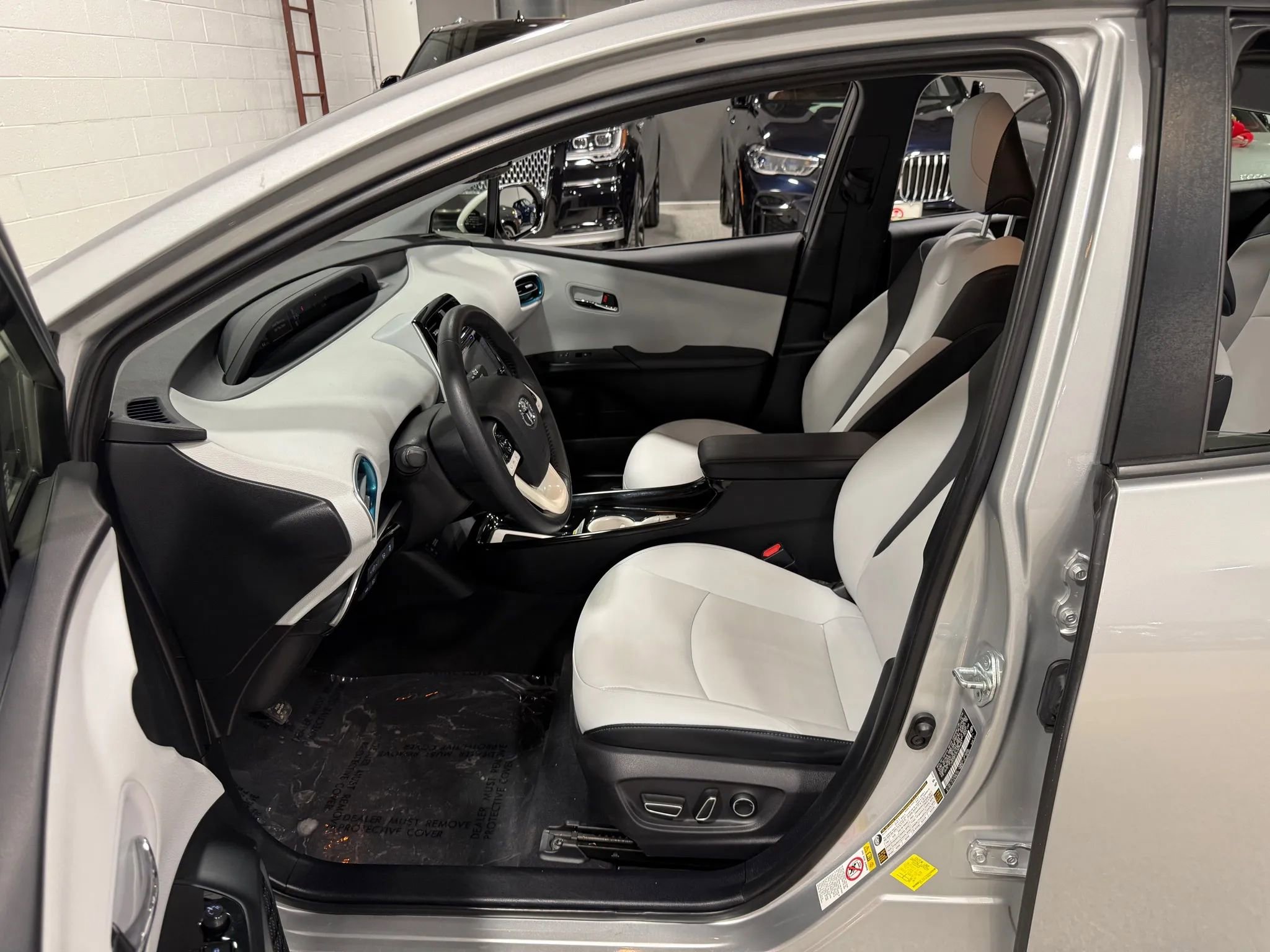 Used 2017 Toyota Prius Four w/ Premium Convenience Package image 13