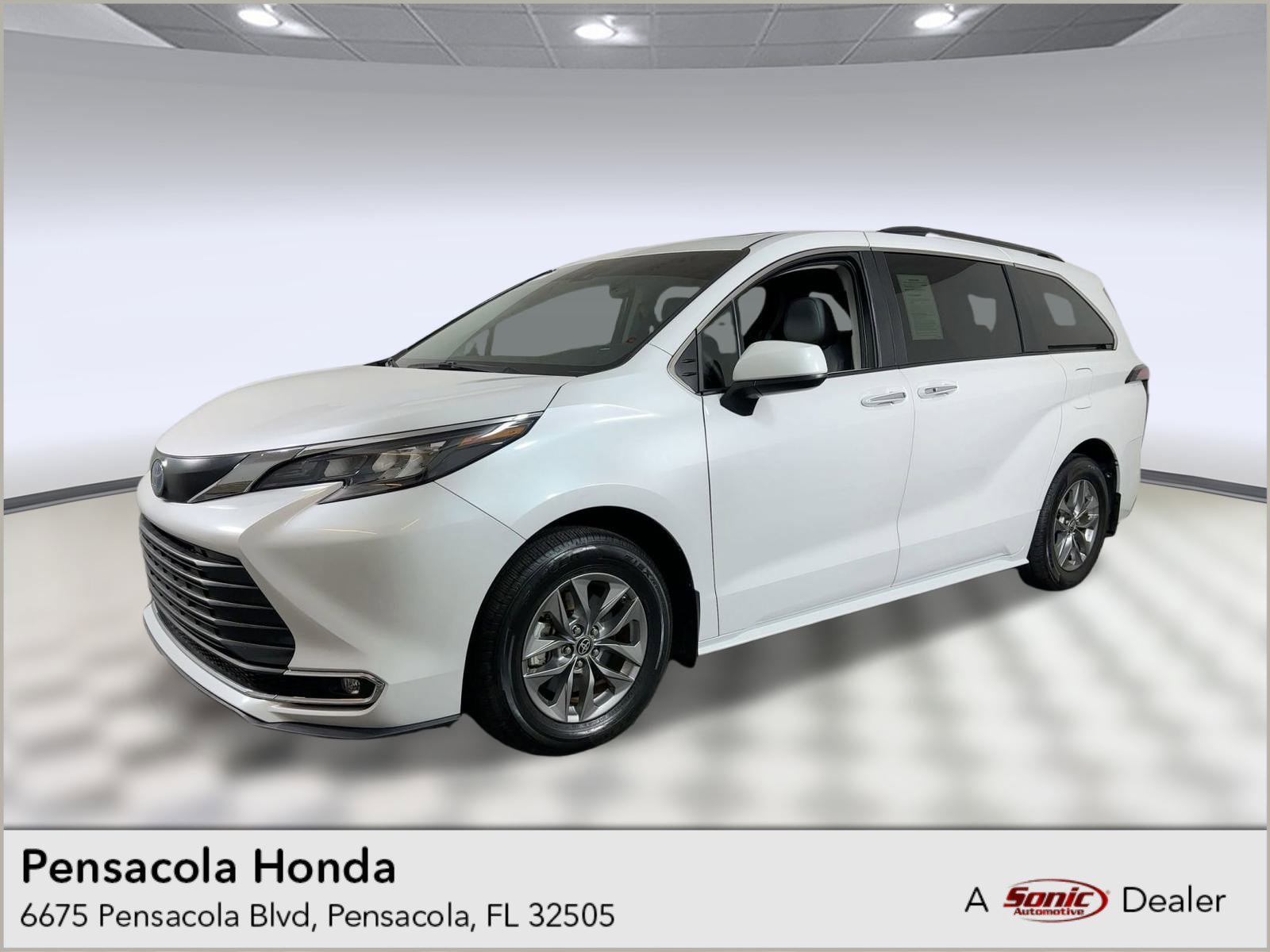 Used 2024 Toyota Sienna XLE image 1