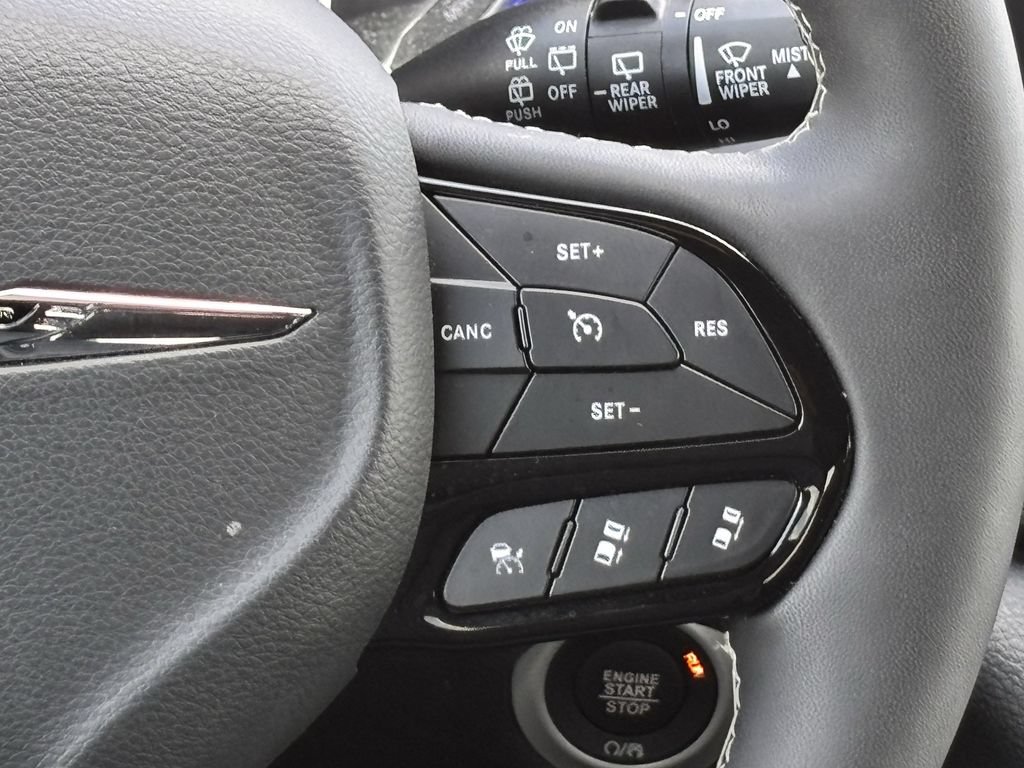 Used 2025 Chrysler Pacifica Limited FWD image 12