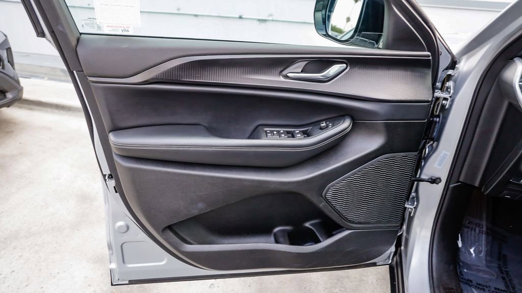 Used 2025 Jeep Grand Cherokee Altitude image 24