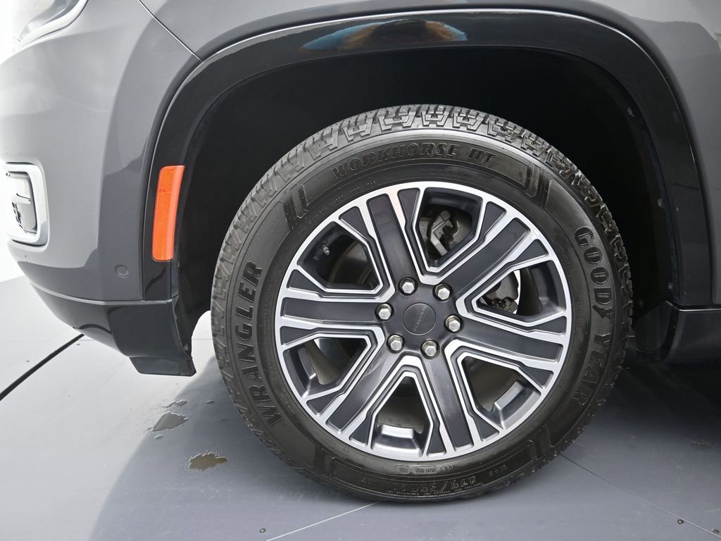 Used 2024 Jeep Wagoneer L Series II RWD image 9