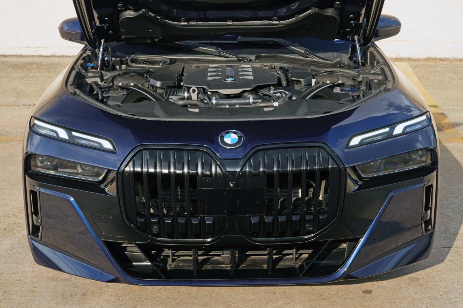 Used 2023 BMW 760i xDrive AWD/4WD image 8