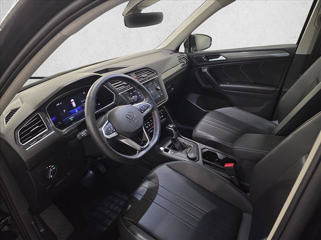 Used 2024 Volkswagen Tiguan SE w/ Panoramic Sunroof Package AWD/4WD image 16
