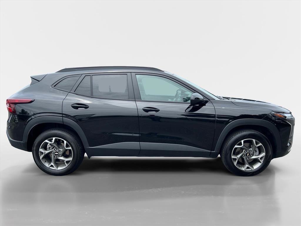 Used 2025 Chevrolet Trax LT FWD image 6