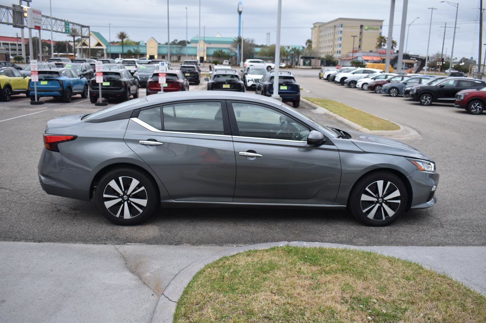 Used 2022 Nissan Altima 2.5 SV FWD image 12