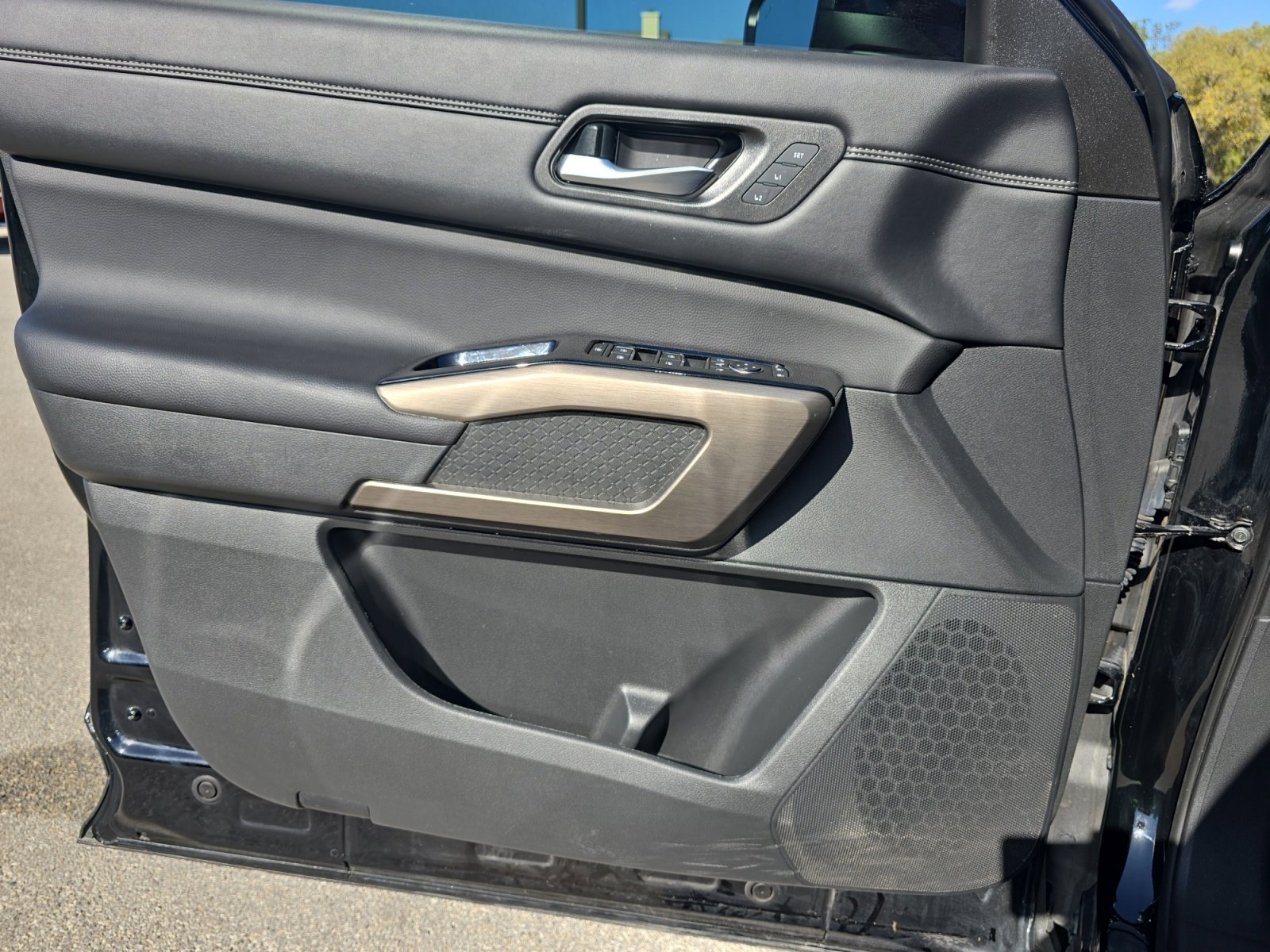 Used 2024 Nissan Pathfinder Platinum image 30