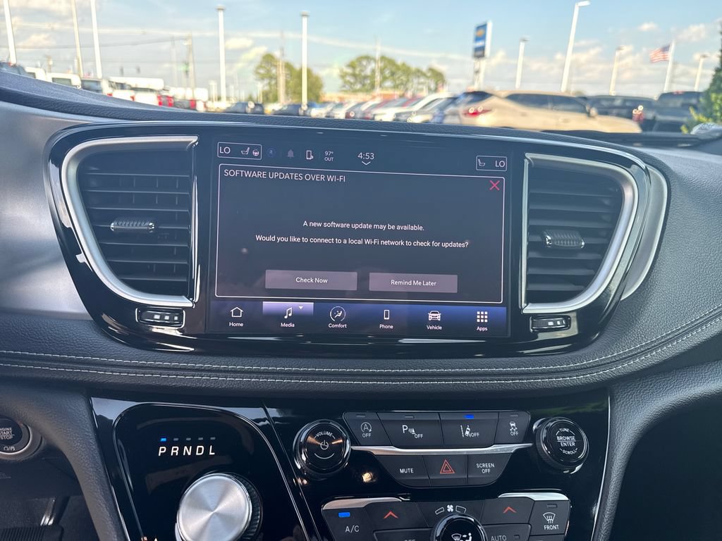 Used 2023 Chrysler Pacifica Touring FWD image 28