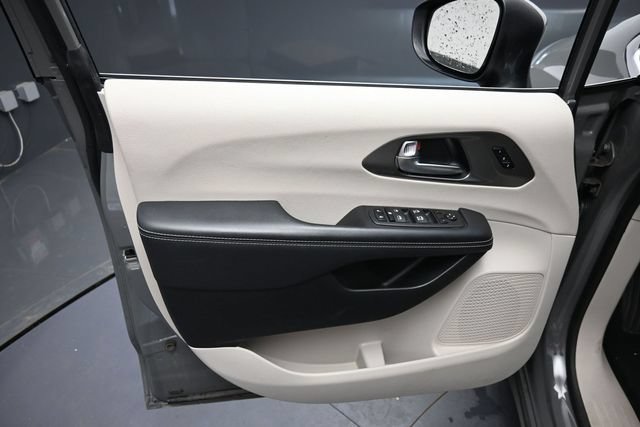 Used 2023 Chrysler Pacifica Touring-L FWD image 14