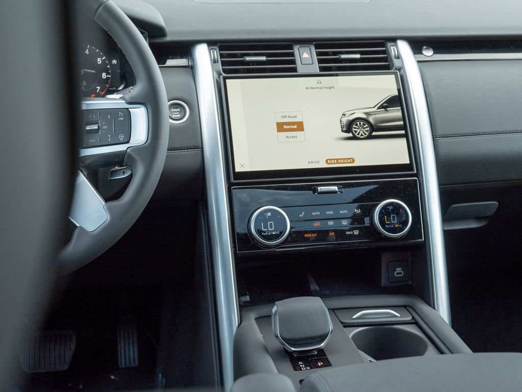New 2025 Land Rover Discovery S image 19