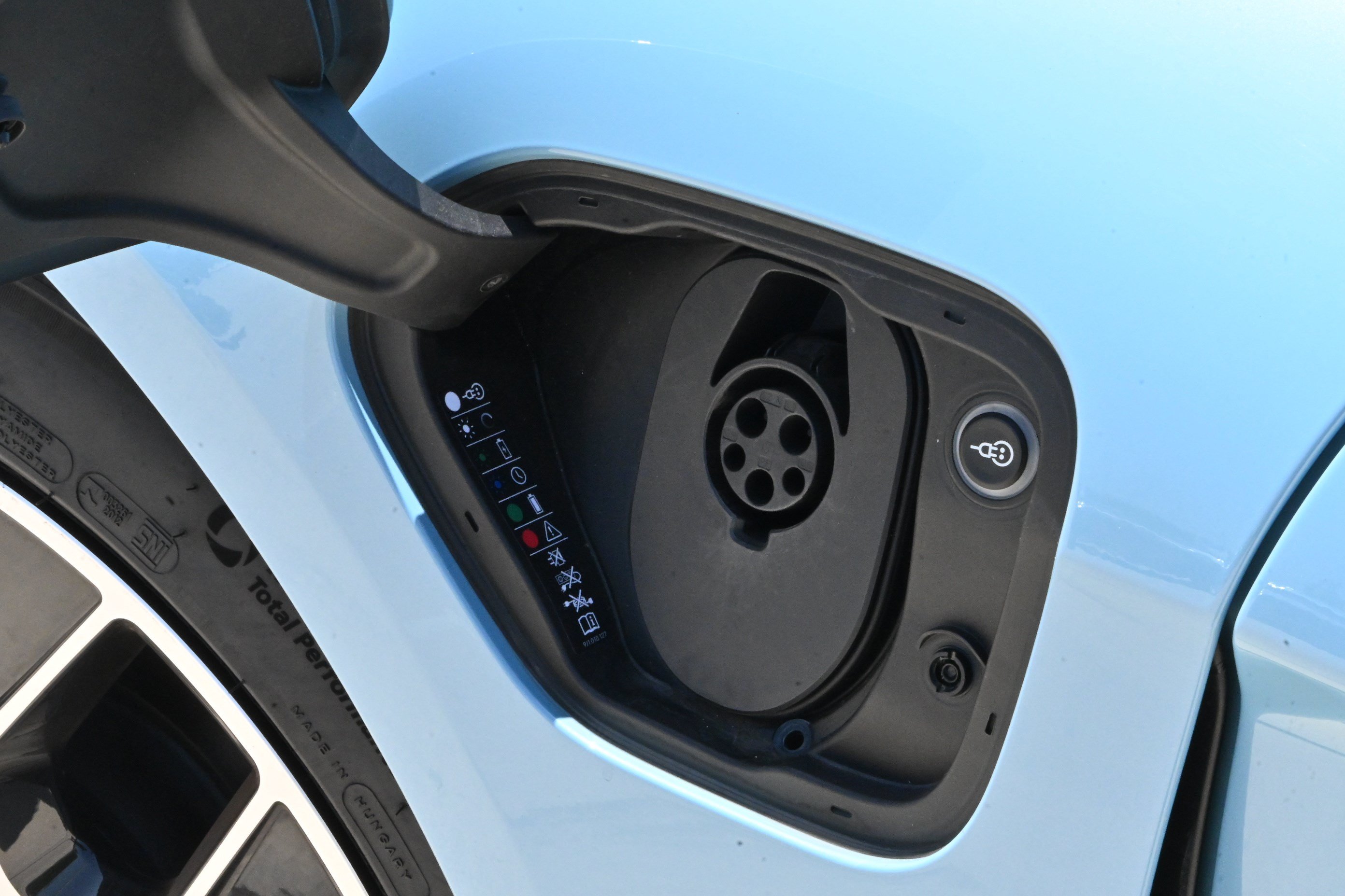Used 2022 Porsche Taycan RWD image 27
