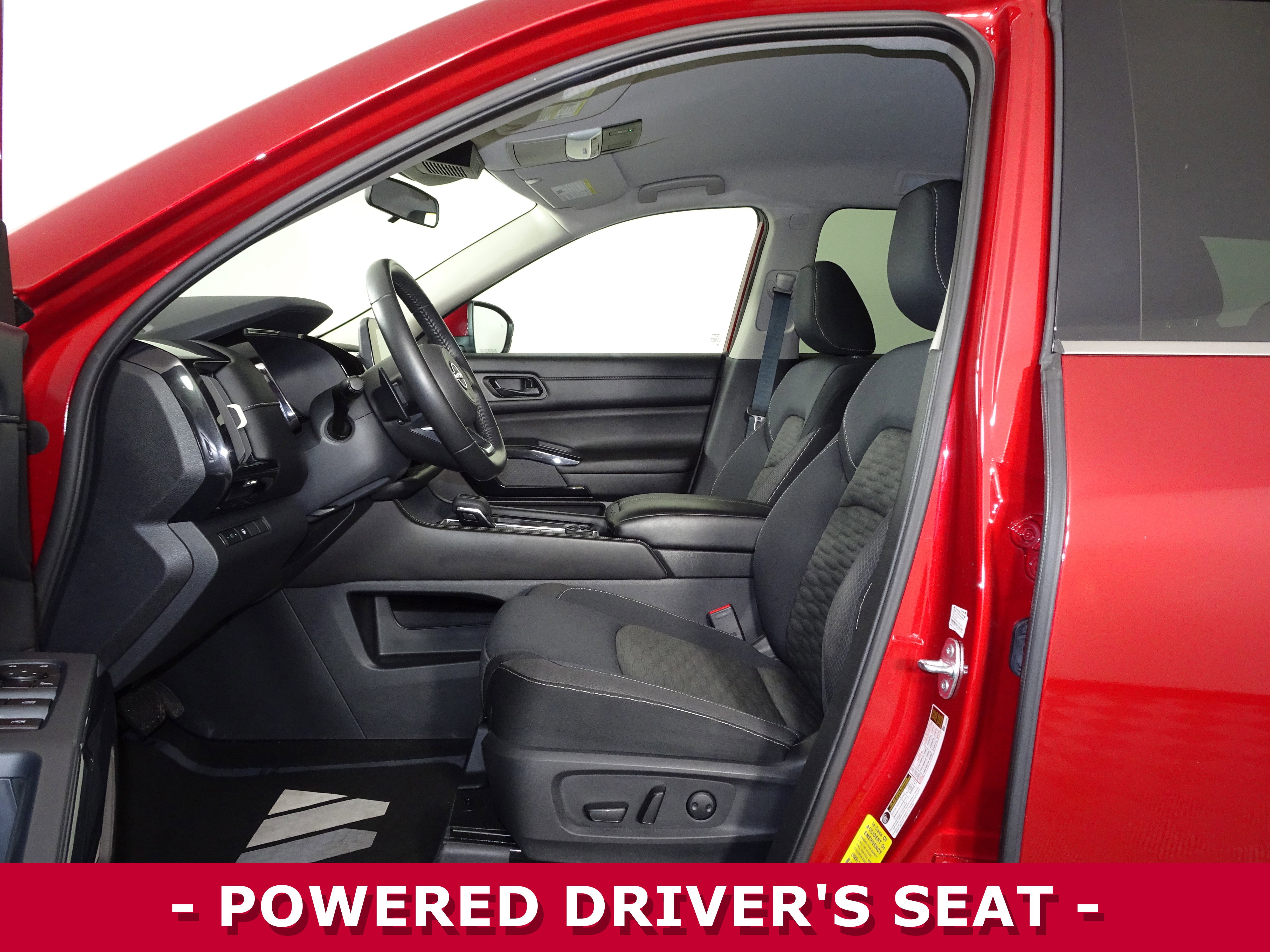 Used 2023 Nissan Pathfinder SV image 4