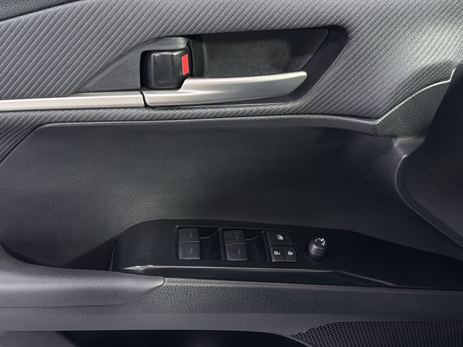 Used 2025 Toyota Camry SE FWD image 33