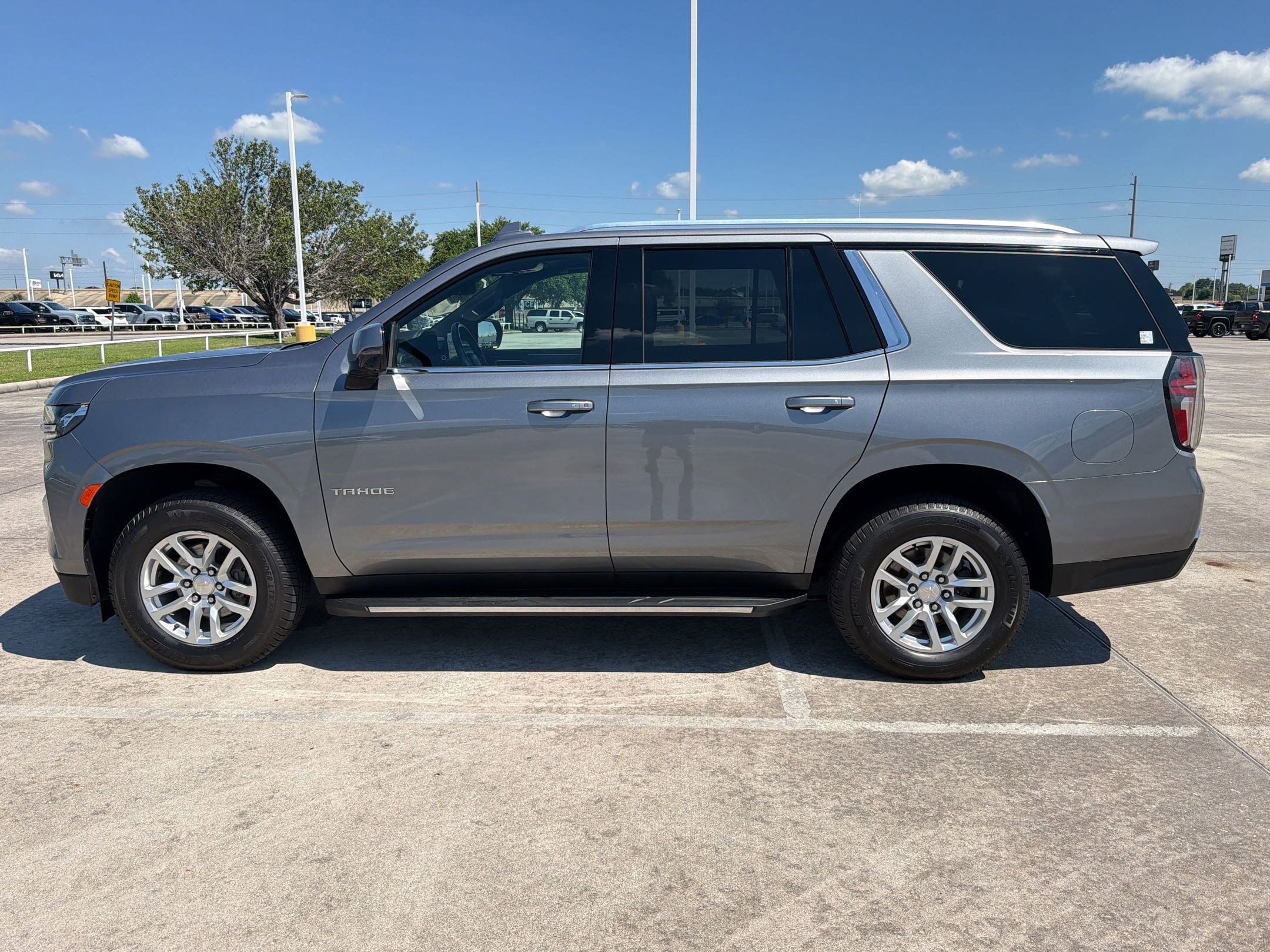 Used 2021 Chevrolet Tahoe LT w/ Luxury Package AWD/4WD image 2