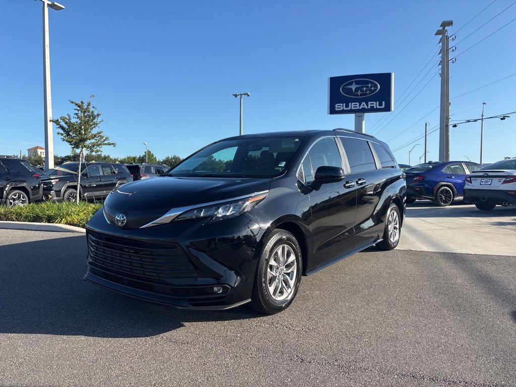 Used 2025 Toyota Sienna XLE FWD image 1