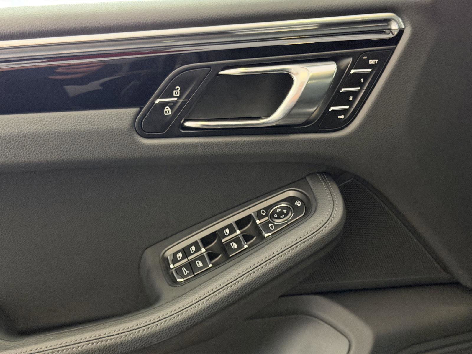 Certified 2025 Porsche Macan image 14