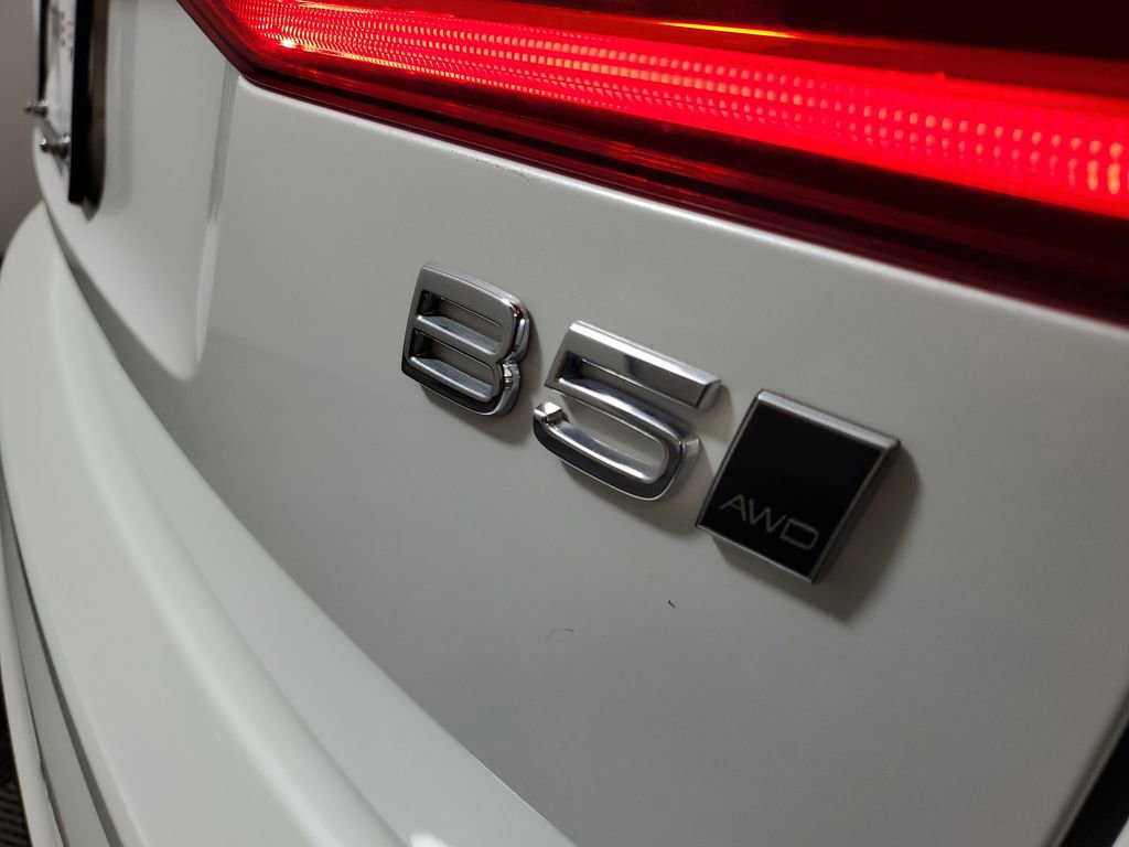 Used 2025 Volvo XC60 B5 Plus AWD/4WD image 9