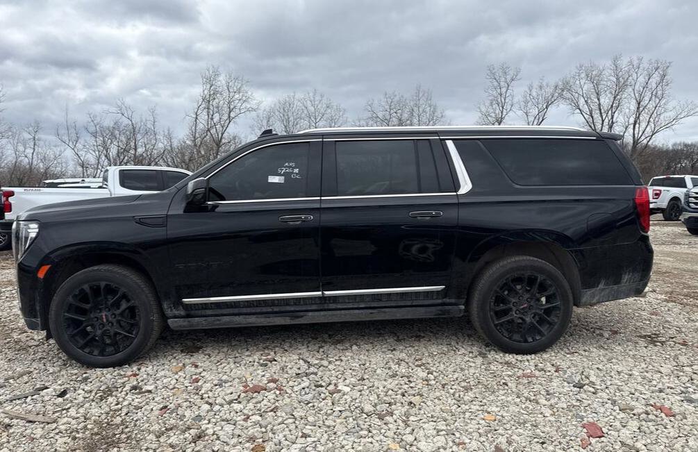 Used 2023 GMC Yukon XL Denali w/ Denali Reserve Package image 3